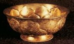 A Tang-dynasty gold bowl with lotus petals carving unearthed in Xi’an
